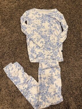 NWOT LEV BABY Sarah two piece long sleeves pajama set blue porcelain print - 3T
